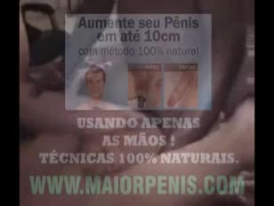 Mulher goza se esfregando no travisseiro ate escorrer pela as pernas